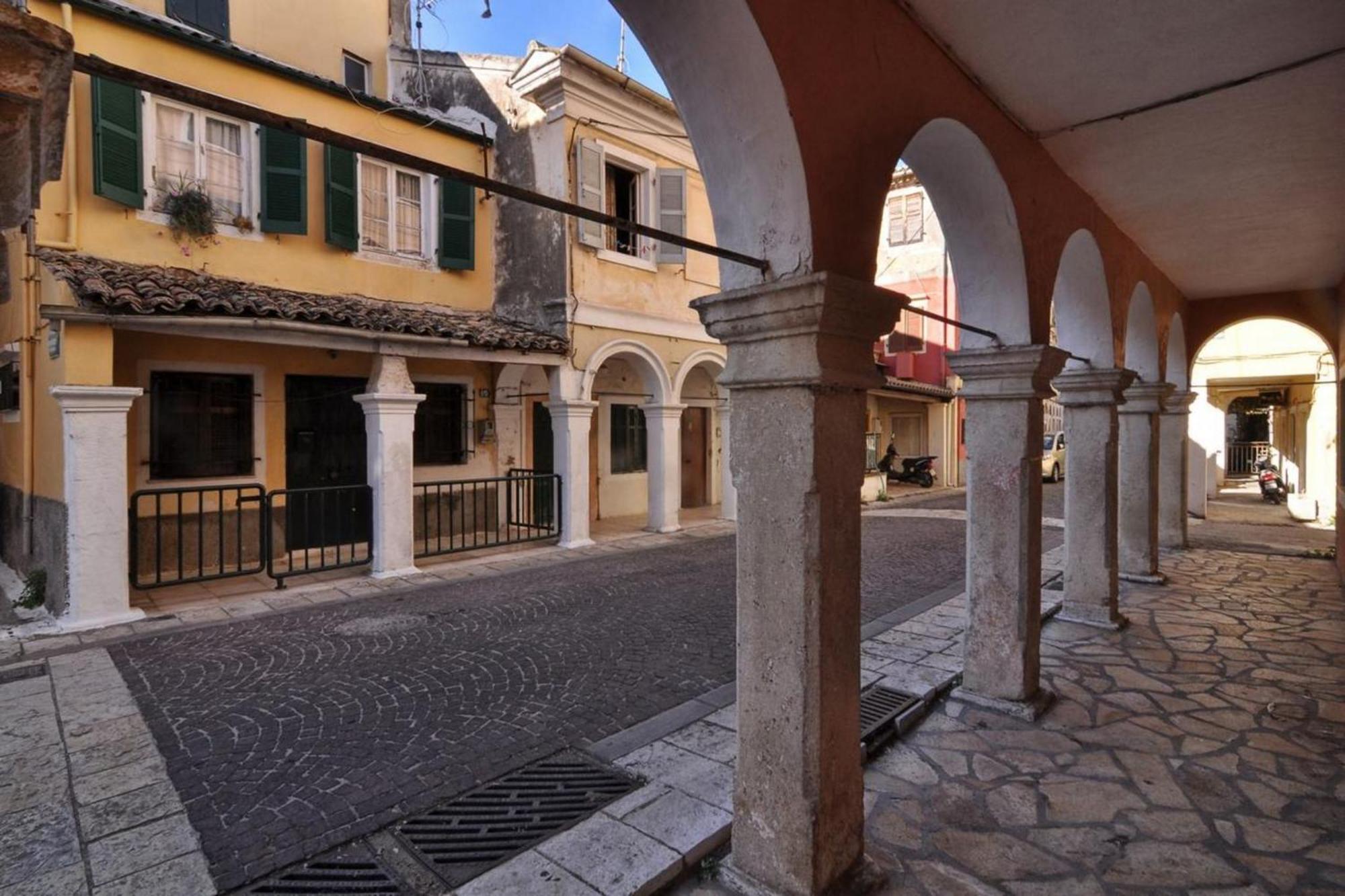 Zeta's Mandouki, Port Corfu (city)